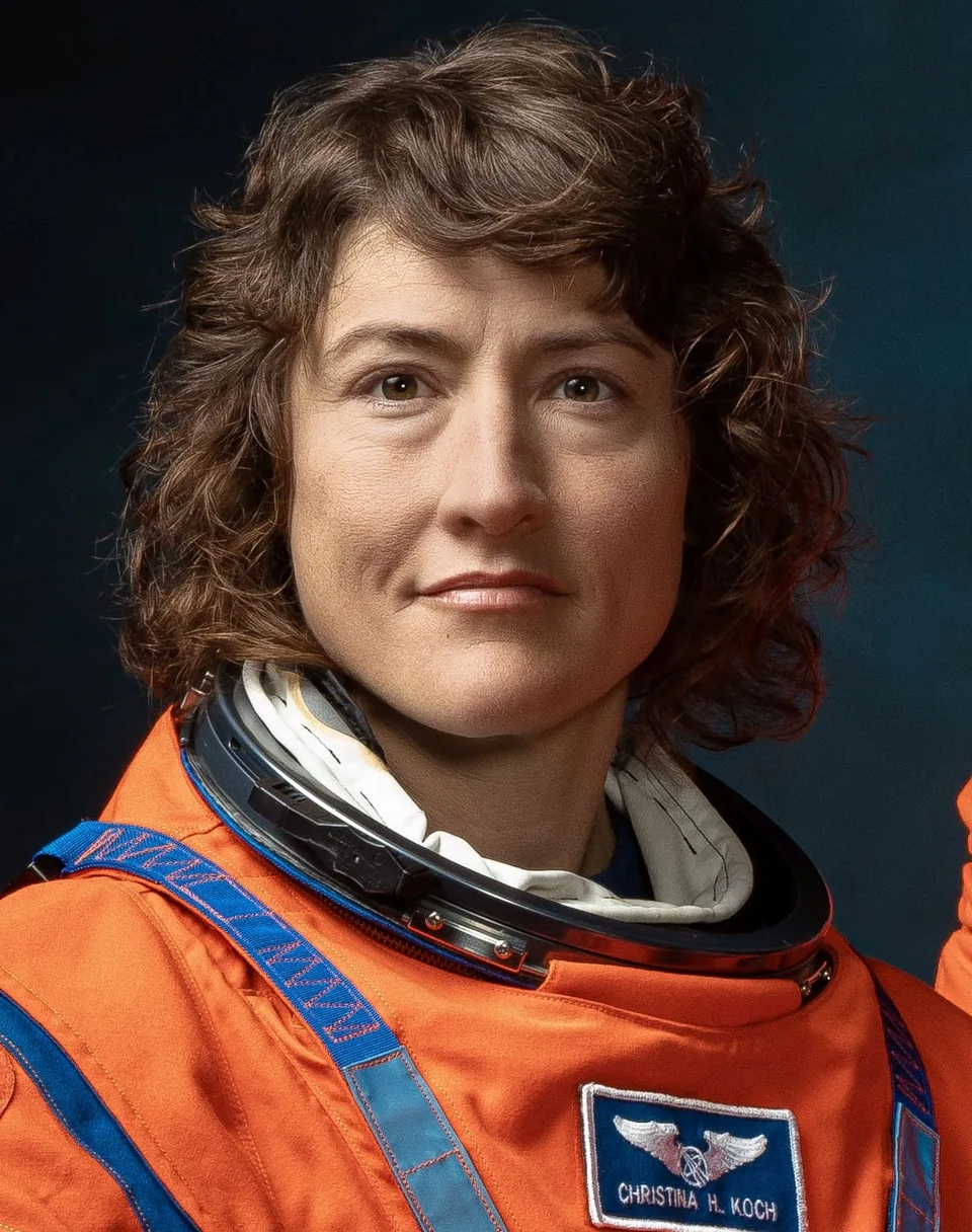 Retrato fotográfico oficial de la astronauta estadounidense Christina Koch, miembro de Artemis II, realizado por Josh Valcarcel para la NASA en marzo de 2023.