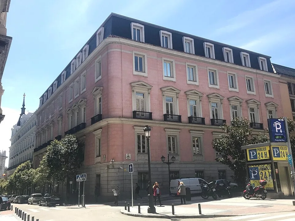 Fachada del Palacio de Fontagud en Madrid, edificio que alberga oficinas de la CNMC, foto real de 2018.