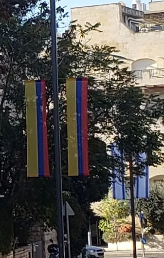 Banderas oficiales de Colombia e Israel situadas junto a la residencia del presidente israelí en Jerusalén. Foto real de archivo de 2021; no muestra la apertura de la embajada de 2026.
