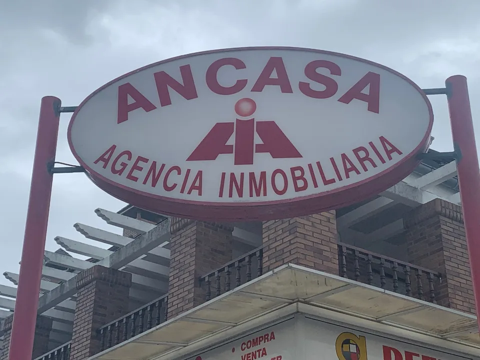 Rótulo real de una agencia inmobiliaria en Laredo, Cantabria, fotografiado en julio de 2023.