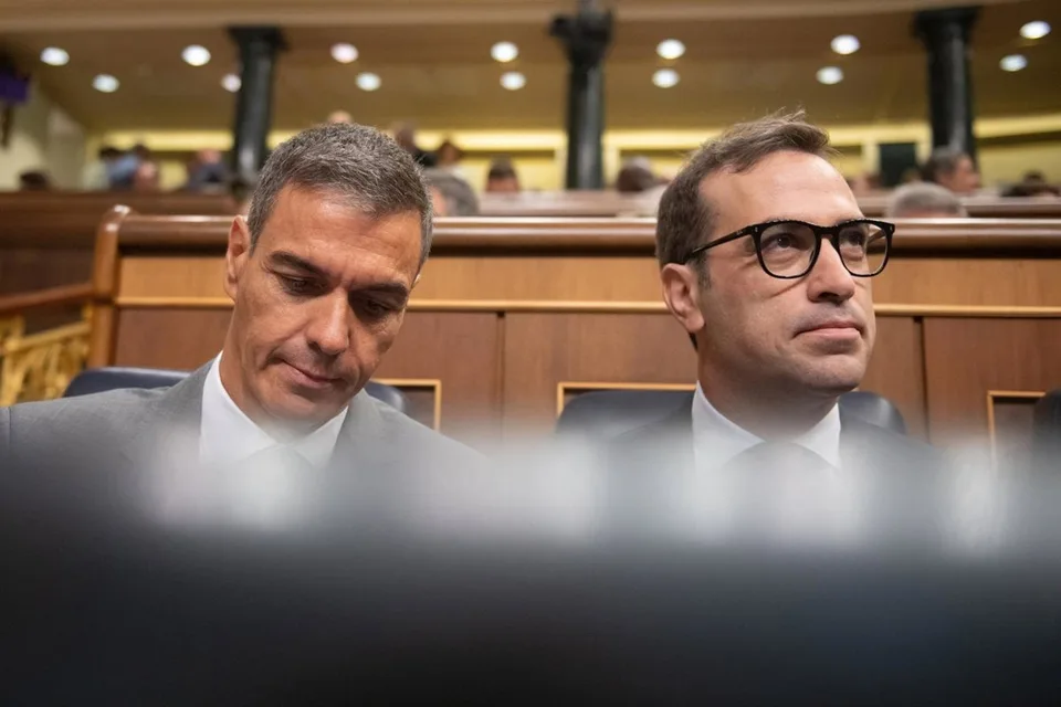 El presidente Pedro Sánchez y el ministro Carlos Cuerpo en fotografía documental de archivo relativa a los decretos de ayudas económicas.