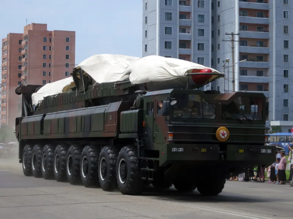 Un misil balístico norcoreano exhibido durante una celebración militar en Pyongyang en julio de 2013.