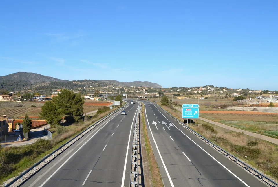 La autopista AP-7 en la provincia de Alicante, fotografiada en Senija y no en el tramo cortado de Pilar de la Horadada. Fotografía real de archivo (2015); no documenta el hecho del 20 de octubre.