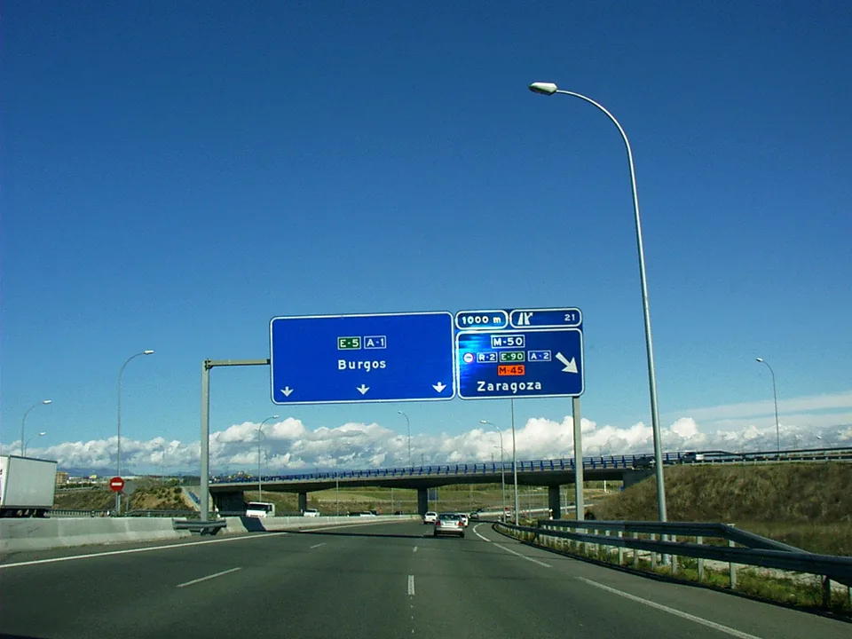 Panel de información vial real en la autovía A-1 de Madrid, uno de los ejes con obras citados en la operación; foto de archivo de 2005