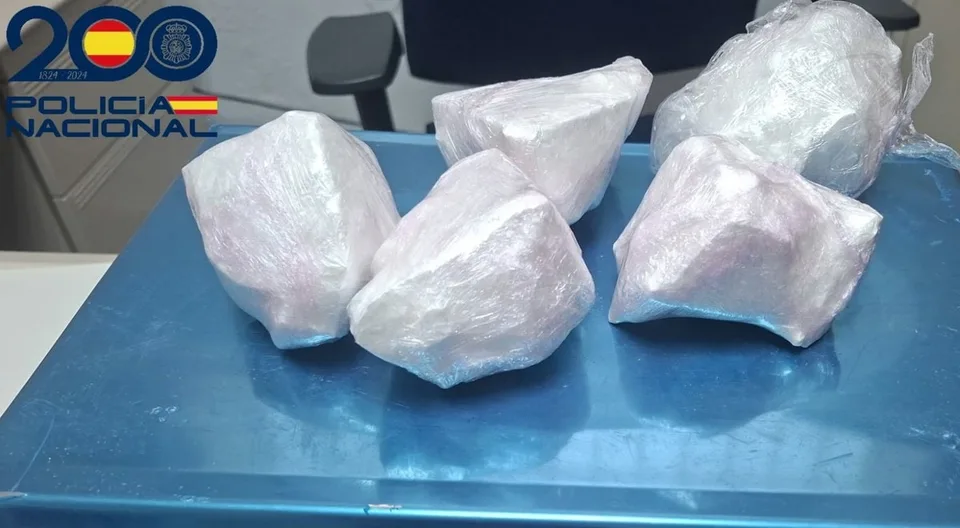 Fotografía policial real de la droga intervenida durante una operación contra el tráfico de cocaína en Dos Hermanas.
