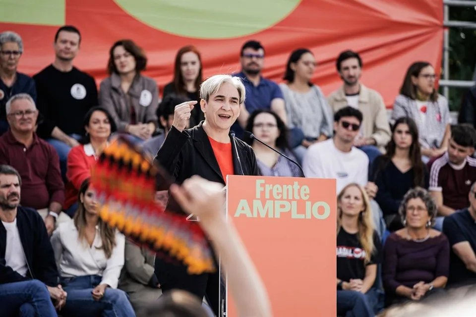 Ada Colau fotografiada el 17 de octubre de 2026 durante la presentación de la candidatura de Frente Amplio en Madrid; fotografía de contexto sobre su denegación de entrada en Puerto Rico.