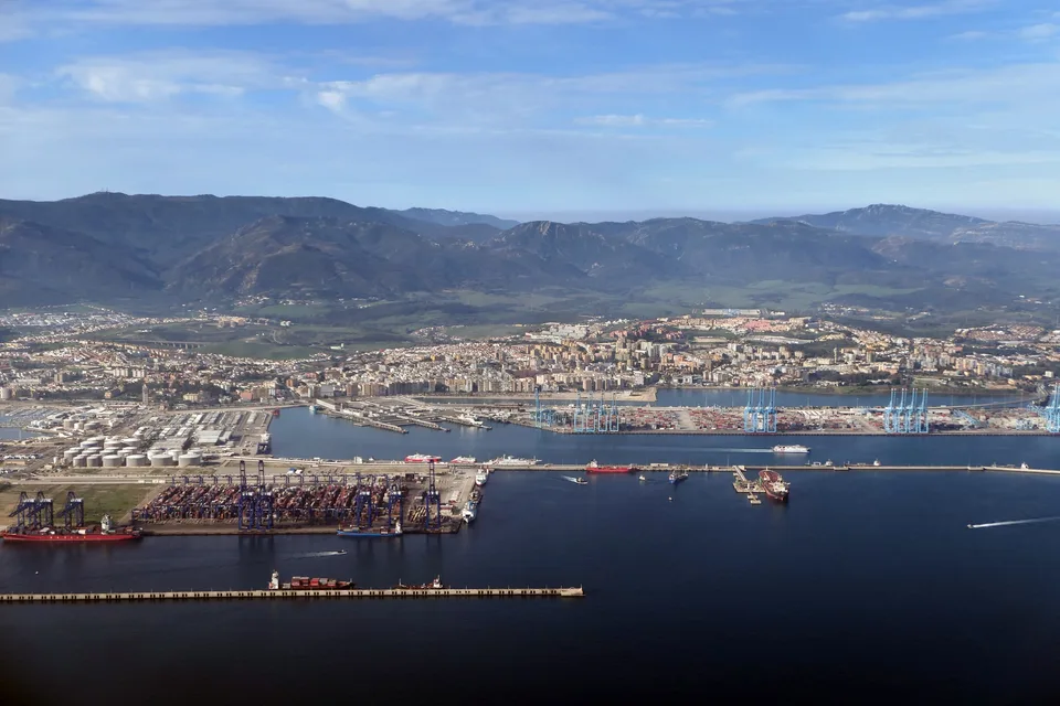 Vista panorámica real del puerto y la bahía de Algeciras, tomada en diciembre de 2023.