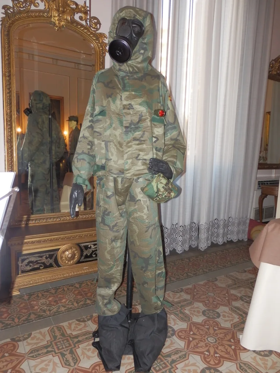 Traje de protección nuclear, biológica y química utilizado por el Ejército español, fotografiado en 2015. Imagen real del equipo, pero NO de las maniobras Grifo 26 de octubre de 2026.