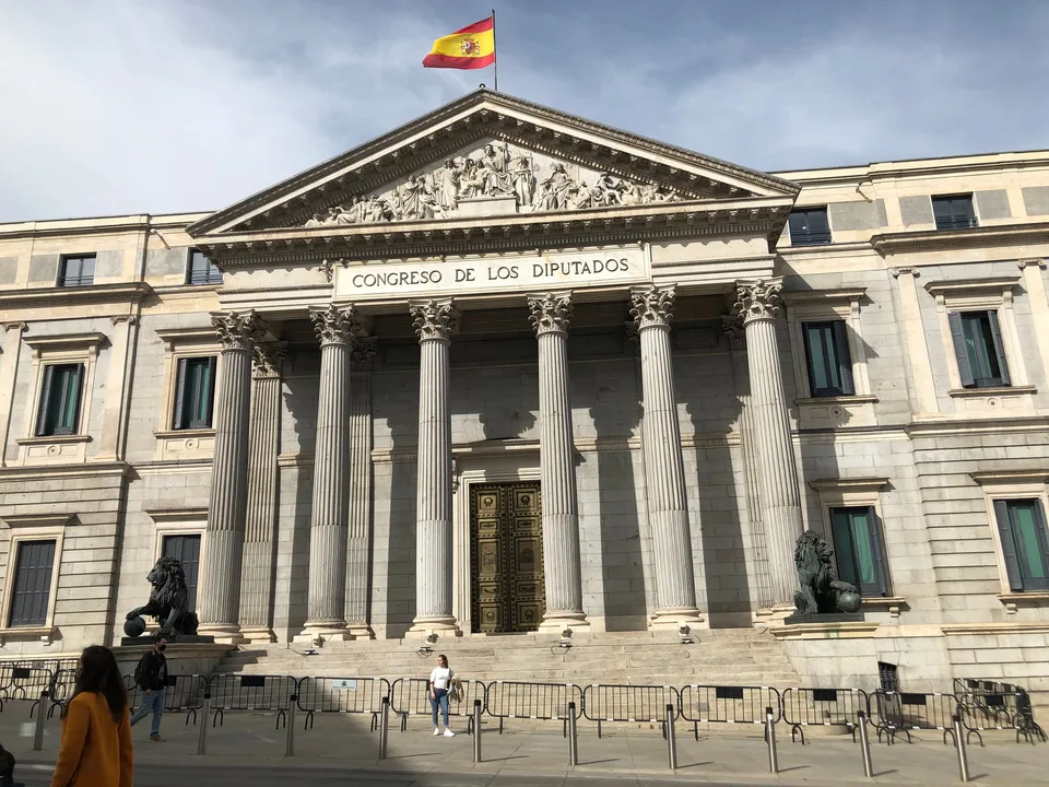 Fachada del Congreso de los Diputados en Madrid, en fotografía real tomada en 2021.