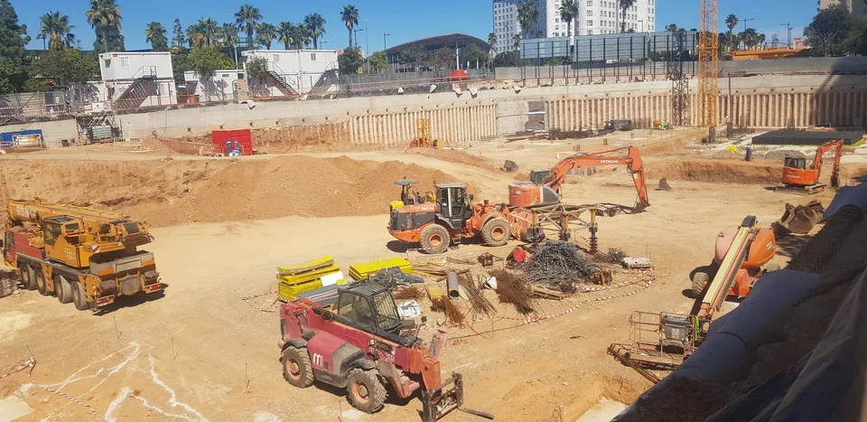Grúa y cimentación de la Torre Ikon en construcción, Valencia, fotografiadas el 5 de octubre de 2020. Imagen de archivo.