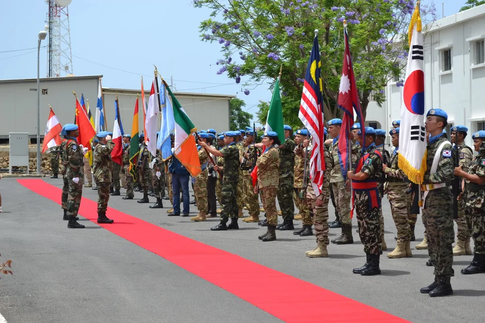 Personal de la misión de paz de Naciones Unidas en Líbano (FINUL) en una ceremonia con representantes de las fuerzas libanesas. Fotografía documental de archivo de 2013; no muestra la reunión ni acontecimientos de octubre de 2026.