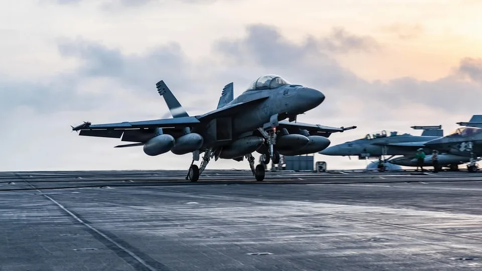 Un caza F/A-18 Super Hornet aterriza en la cubierta del portaaviones estadounidense USS George Washington en el área de la Quinta Flota de Estados Unidos en septiembre de 2026.