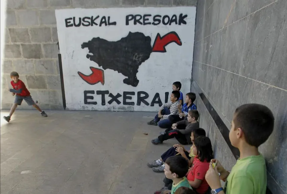 Pintada sobre el acercamiento de presos de ETA en un frontón de Elorrio (Bizkaia), en fotografía documental de archivo.