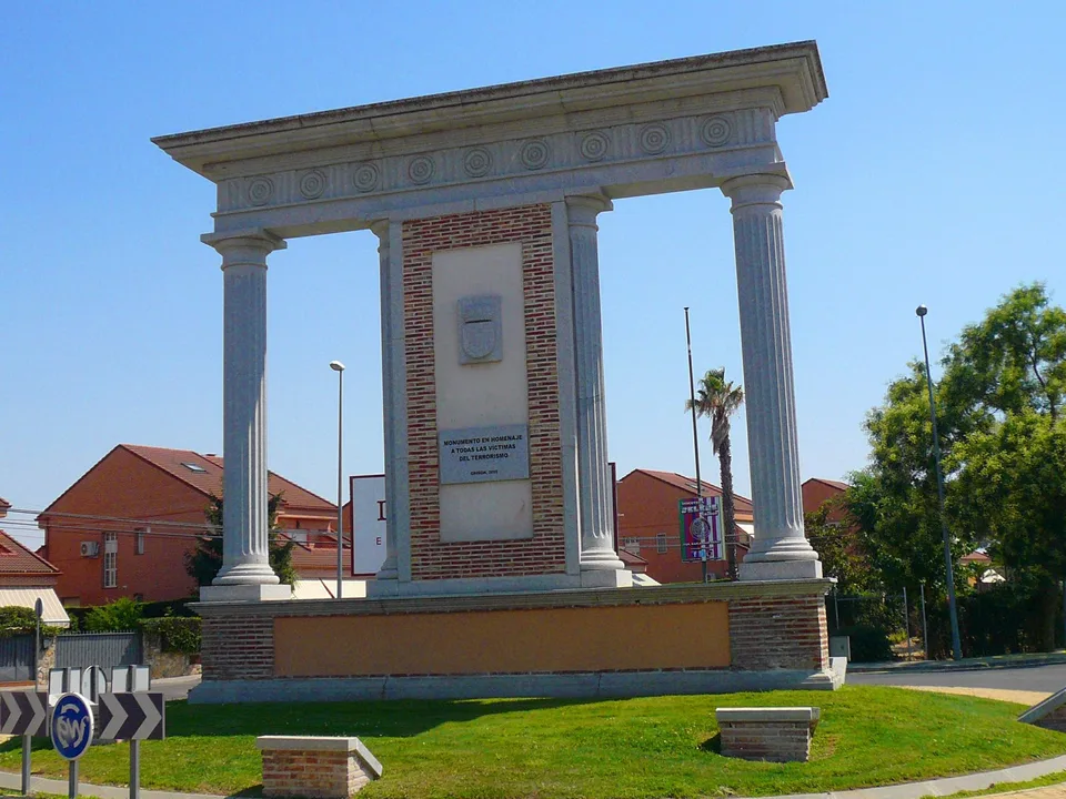 Monumento en Griñón (Madrid) dedicado a todas las víctimas del terrorismo. Fotografía documental de archivo de 2021; no muestra la reunión ni acontecimientos de octubre de 2026.