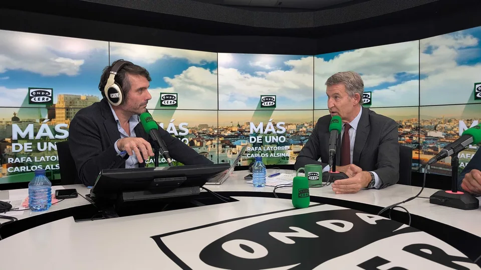 Alberto Núñez Feijóo durante la entrevista con Rafa Latorre en el programa Más de uno de Onda Cero el 27 de octubre de 2026.
