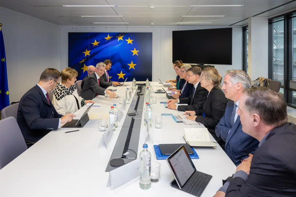 Kristalina Georgieva, directora gerente del Fondo Monetario Internacional, y Valdis Dombrovskis, en una reunión en Bruselas el 8 de septiembre de 2026.