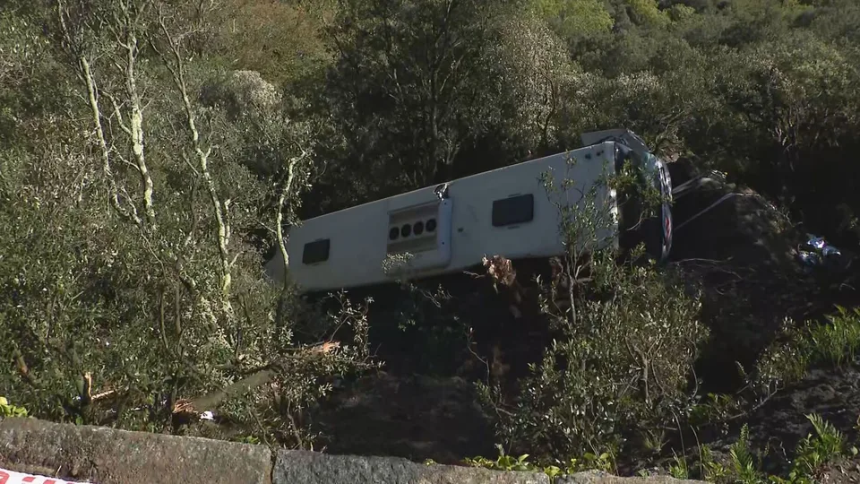 Autobús siniestrado en el talud de Fogars de Montclús, durante la intervención de Bombers el 26 de octubre de 2026.