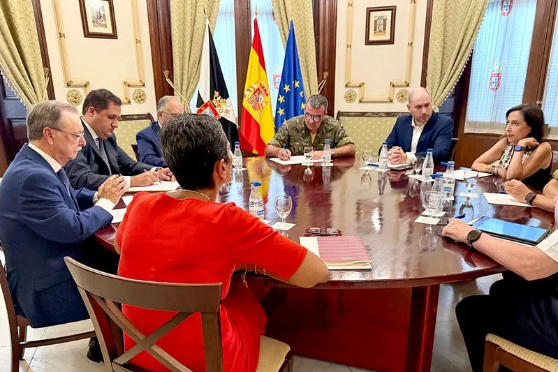 Reunión institucional encabezada por la ministra Margarita Robles con autoridades civiles y mandos militares en el Palacio de la Asamblea de Ceuta el 12 de agosto de 2026.