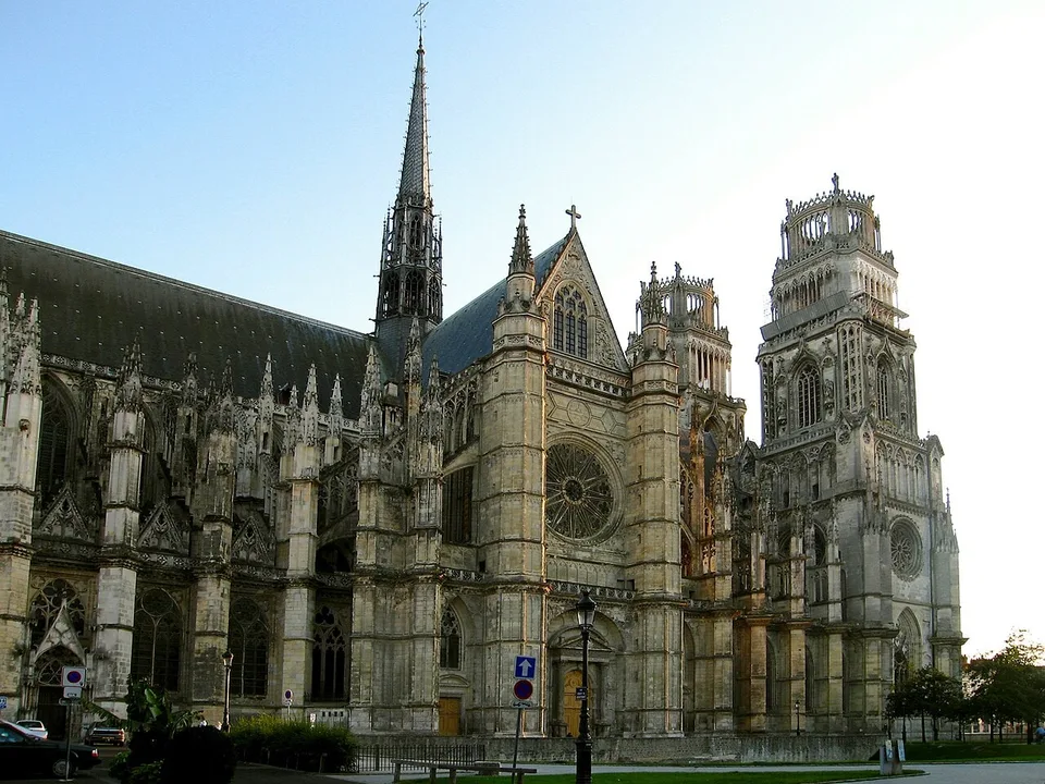 Catedral de Sainte-Croix de Orléans fotografiada en septiembre de 2008, lugar de salida anunciado para la contramanifestación del 24 de octubre de 2026.