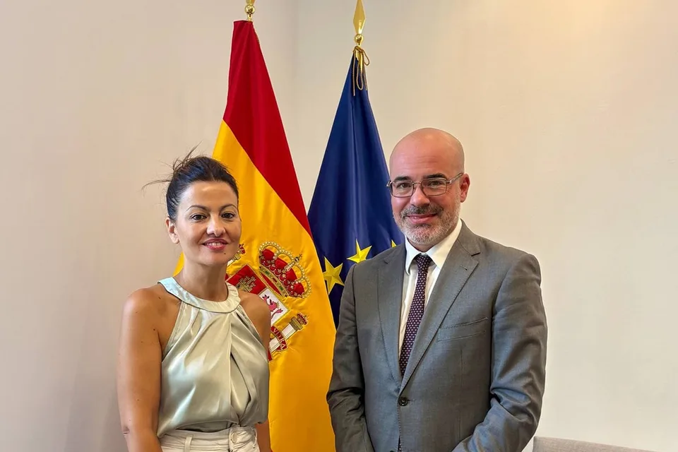 Francisco Martín Aguirre, delegado del Gobierno en Madrid, junto a la ministra Sira Rego en una reunión oficial celebrada el 3 de septiembre de 2025.