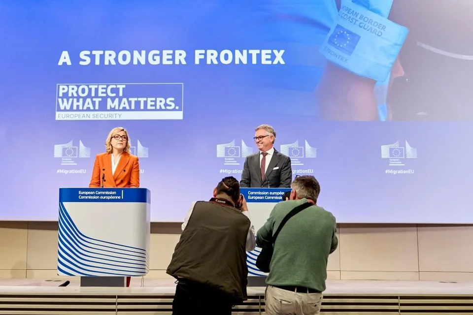Henna Virkkunen y Magnus Brunner presentan en Bruselas la propuesta europea para reforzar Frontex el 27 de octubre de 2026.