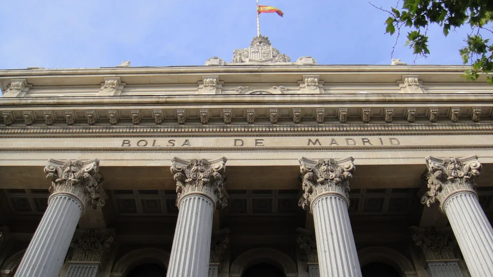 Fachada del Palacio de la Bolsa de Madrid en imagen real de archivo.