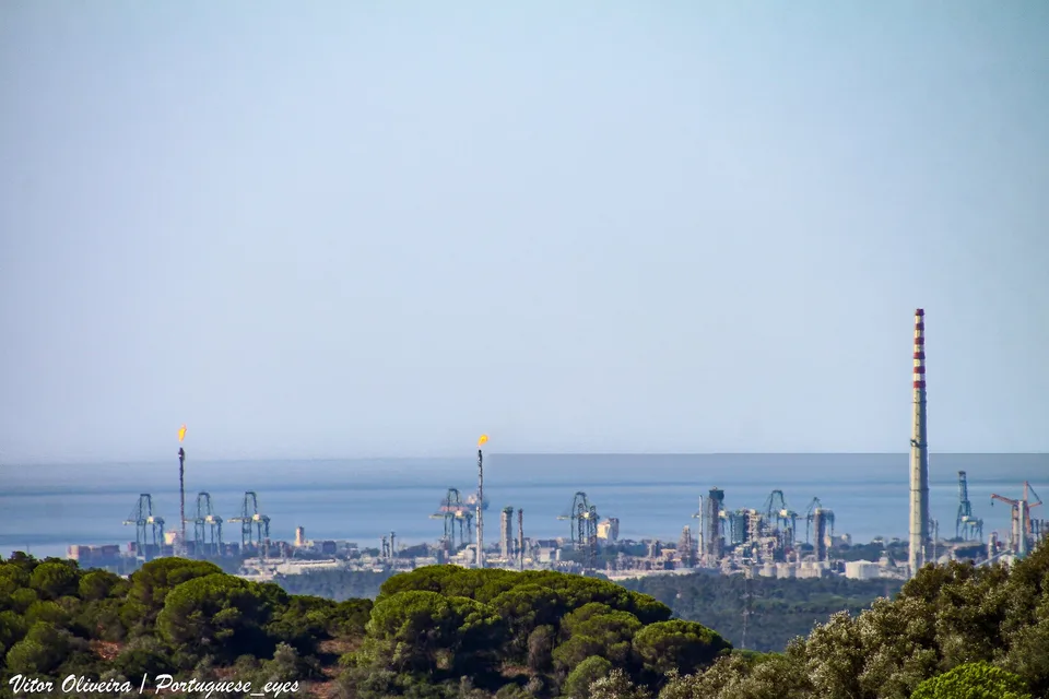 Fotografía real de la refinería de Sines (Portugal), realizada en 2023