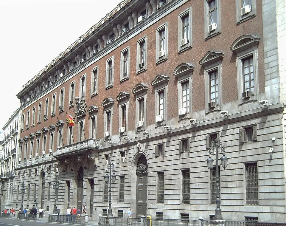 Fachada sur de la Real Casa de la Aduana de Madrid, edificio histórico asociado al Ministerio de Economía y Hacienda, en una fotografía real de 2007.