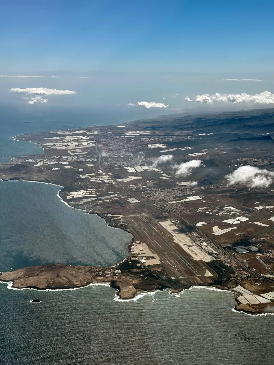 Vista aérea del aeropuerto de Gran Canaria fotografiada en marzo de 2026, imagen de archivo; no muestra el vuelo VY3008 ni el operativo del 26 de octubre.