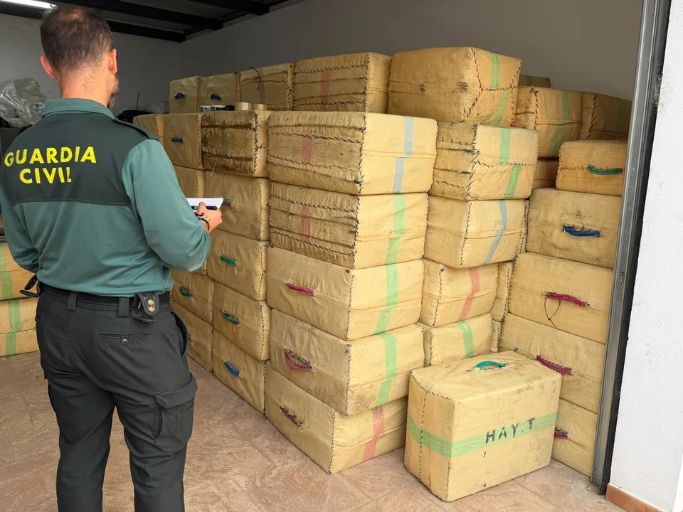 Fotografía original de la Guardia Civil sobre los fardos de hachís recuperados en la operación conjunta con la GNR y Policía Marítima portuguesa junto al Guadiana.