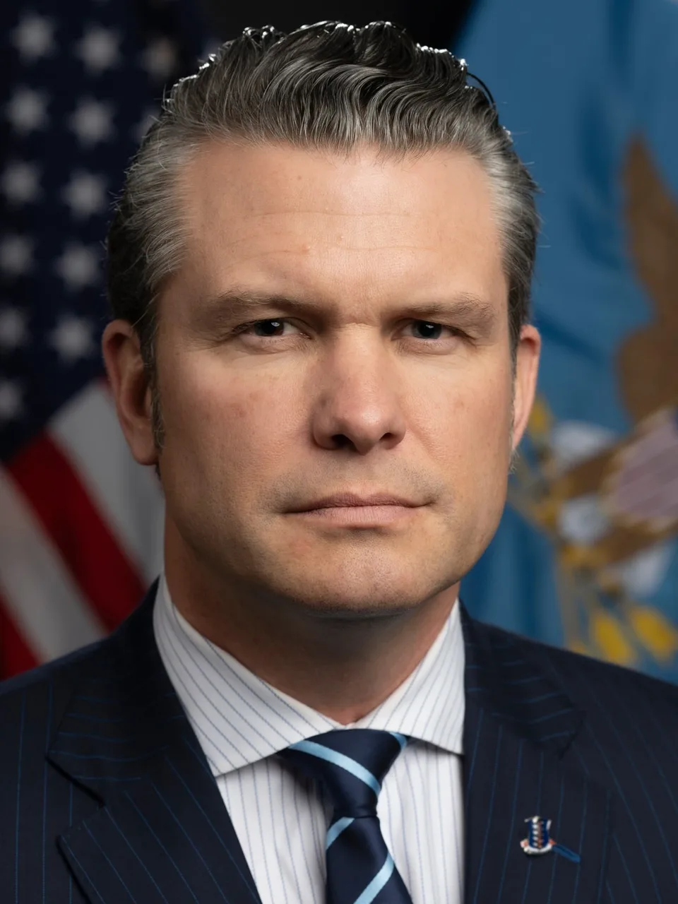 Retrato oficial del secretario de Defensa estadounidense Pete Hegseth. Fotografía documental de archivo de 2025; no muestra la reunión ni acontecimientos de octubre de 2026.