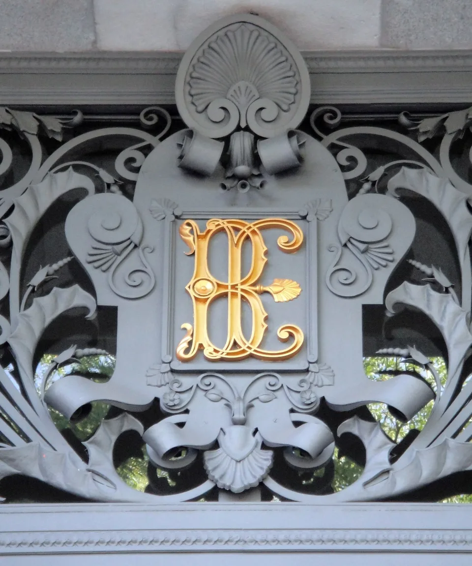 Emblema del Banco de España en la fachada de su sede madrileña, fotografía documental de archivo.