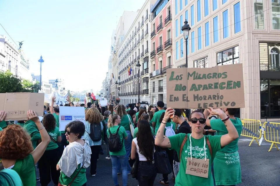 Docentes y manifestantes participan en una cadena humana ante la Consejería de Educación de la Comunidad de Madrid el 15 de octubre de 2026.