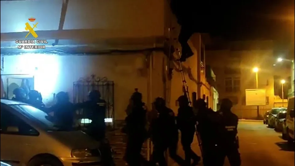 Fotografía oficial de una entrada y registro de la Guardia Civil durante la operación de octubre de 2026 vinculada al tiroteo de Huelma.