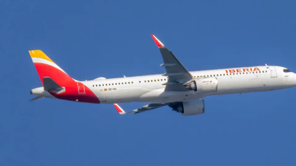 Airbus A321 real de Iberia fotografiado en Barajas; modelo de aeronave relacionado con los refuerzos, foto de archivo