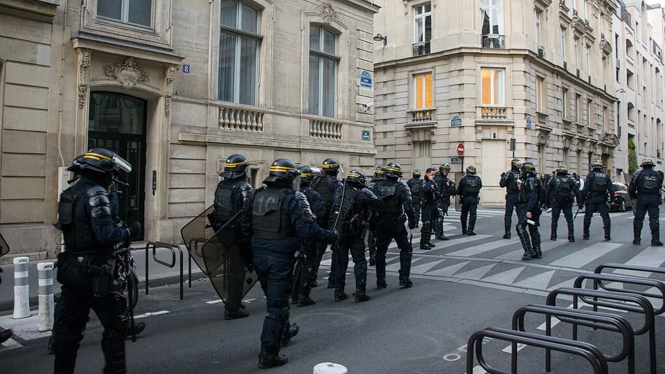 Agentes antidisturbios franceses de las CRS en la rue Roquepine, junto al Palacio del Elíseo en París, durante las protestas del 17 de octubre de 2026.