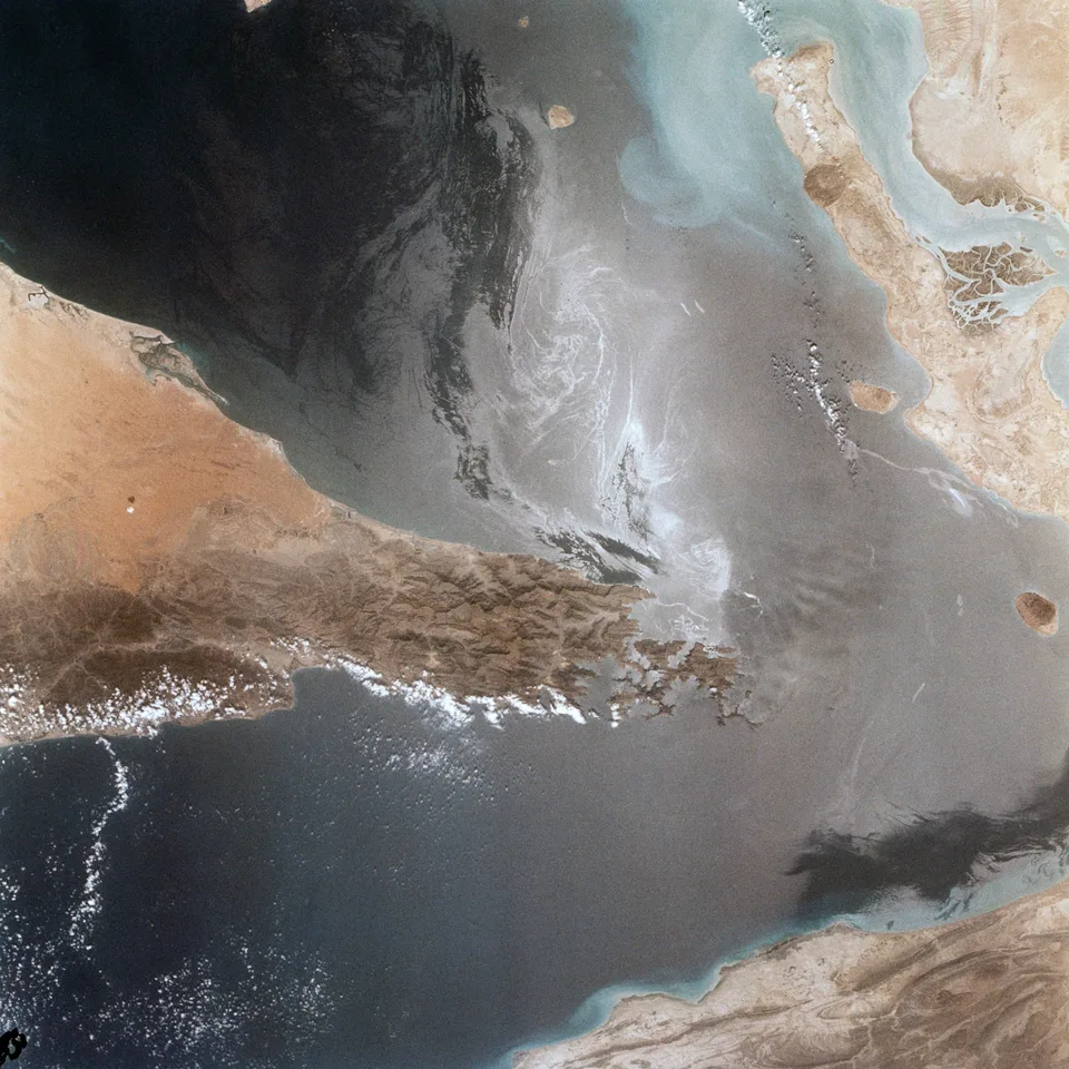 Imagen espacial auténtica del estrecho de Ormuz tomada por la NASA, donde se aprecian las costas de Omán e Irán. Fotografía real de archivo (1982); no documenta el hecho del 20 de octubre.