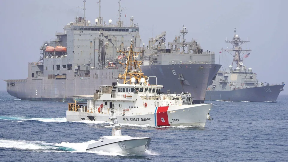 El destructor estadounidense USS Thomas Hudner y unidades de la Guardia Costera de Estados Unidos navegan en un dispositivo de escolta en el estrecho de Ormuz en agosto de 2023.
