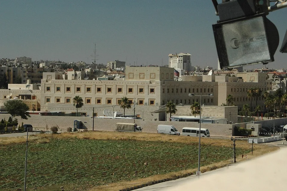 Sede de la Embajada de Estados Unidos en Amán, Jordania, fotografiada en junio de 2006; la misión figura entre las afectadas por la reducción preventiva de personal de octubre de 2026.