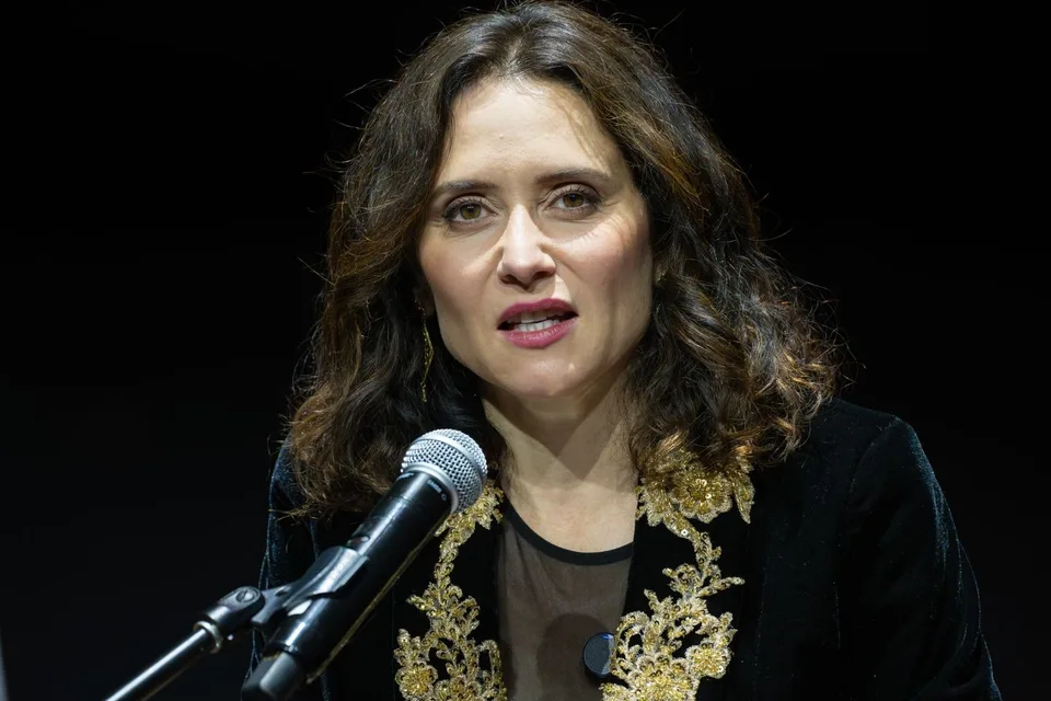 Isabel Díaz Ayuso, sola y centrada, pronuncia un discurso ante un micrófono en el Frontón México, el 4 de mayo de 2026.