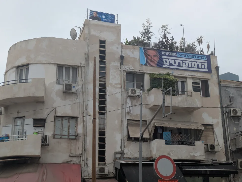 Carteles reales de campaña de las elecciones israelíes a la 26.ª Knéset en Florentin, Tel Aviv, fotografiados el 26 de octubre de 2026; archivo, no imagen del recuento.