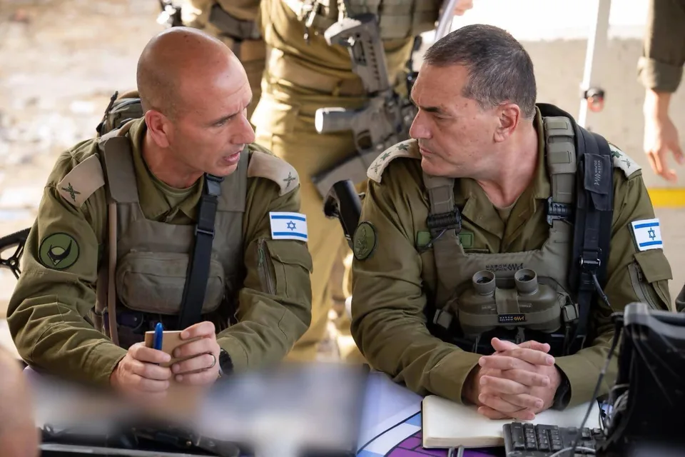 Fotografía divulgada por las Fuerzas de Defensa de Israel durante la visita del alto mando a la zona del ataque del 23 de octubre de 2026 cerca del cruce de Yehuda, al sur de Hebrón.