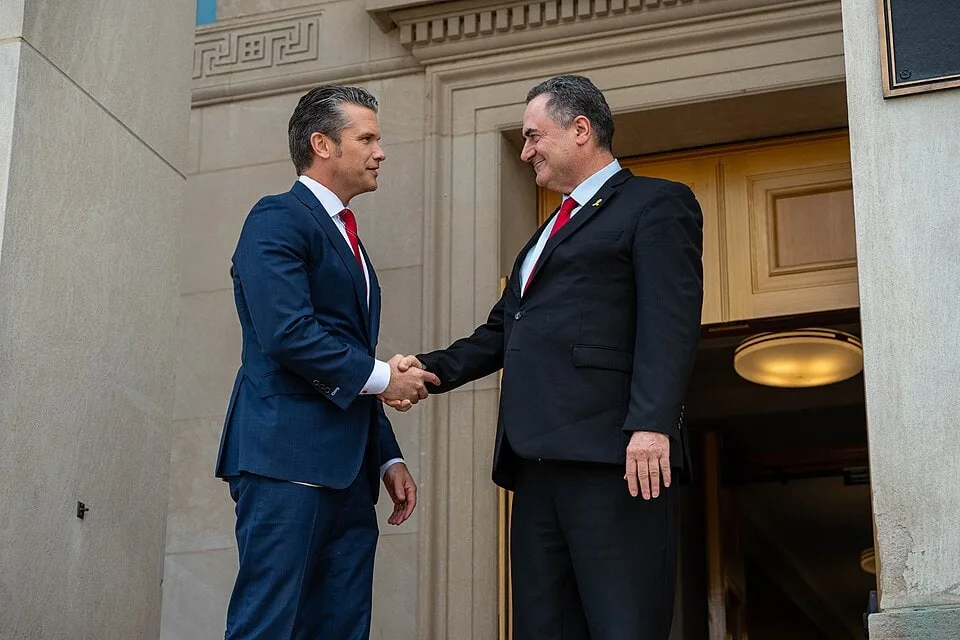 El ministro israelí de Defensa Israel Katz durante una reunión oficial con el secretario de Defensa estadounidense Pete Hegseth en el Pentágono en julio de 2025.
