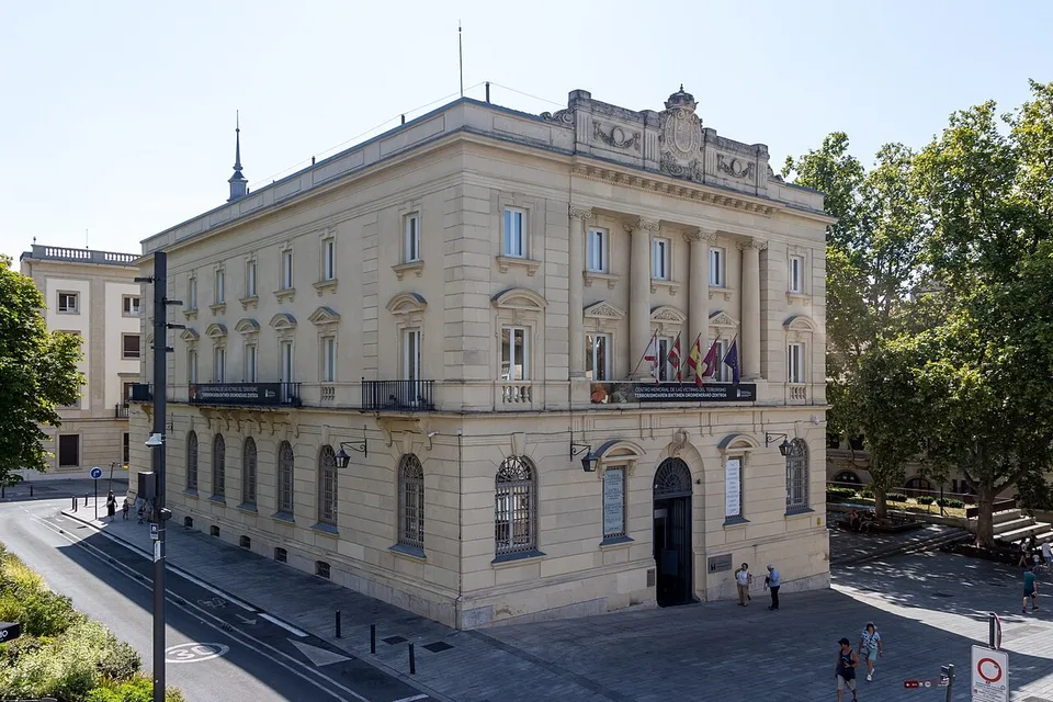 Fotografía documental de agosto de 2026 de la fachada del Centro Memorial de las Víctimas del Terrorismo, en Vitoria-Gasteiz. Imagen de archivo que no muestra a los investigados ni el operativo de la Ertzaintza.