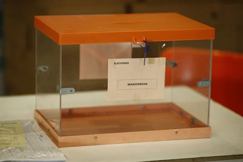 Urna electoral de una convocatoria española en fotografía documental de archivo de 2015.
