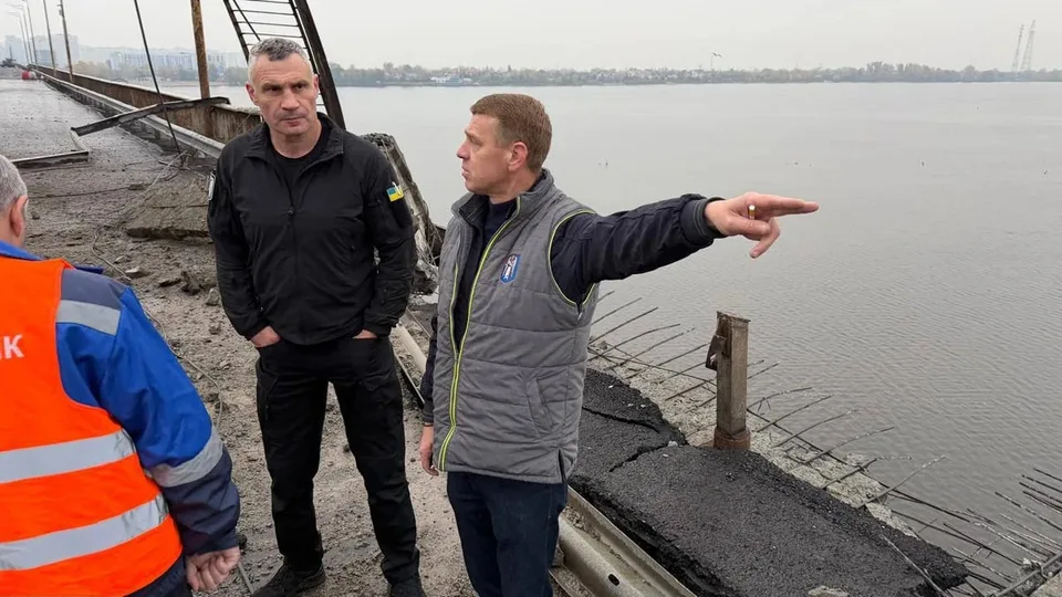 Daños reales del 27 de octubre de 2026 en el puente Pivdennyi de Kiev tras el ataque ruso, en fotografía difundida por el alcalde.