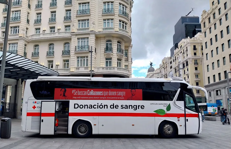 Unidad real de donación de sangre en Gran Vía de Madrid en 2024; archivo no correspondiente a las donaciones de octubre de 2026.