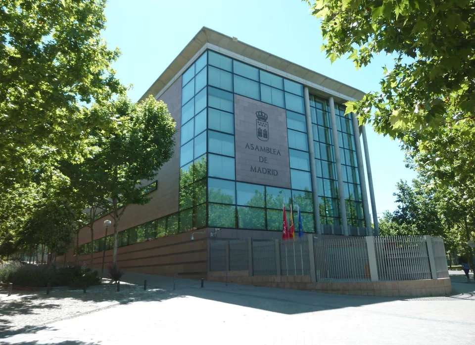 Fachada de la Asamblea de Madrid, institución autonómica donde se debaten las políticas de educación.