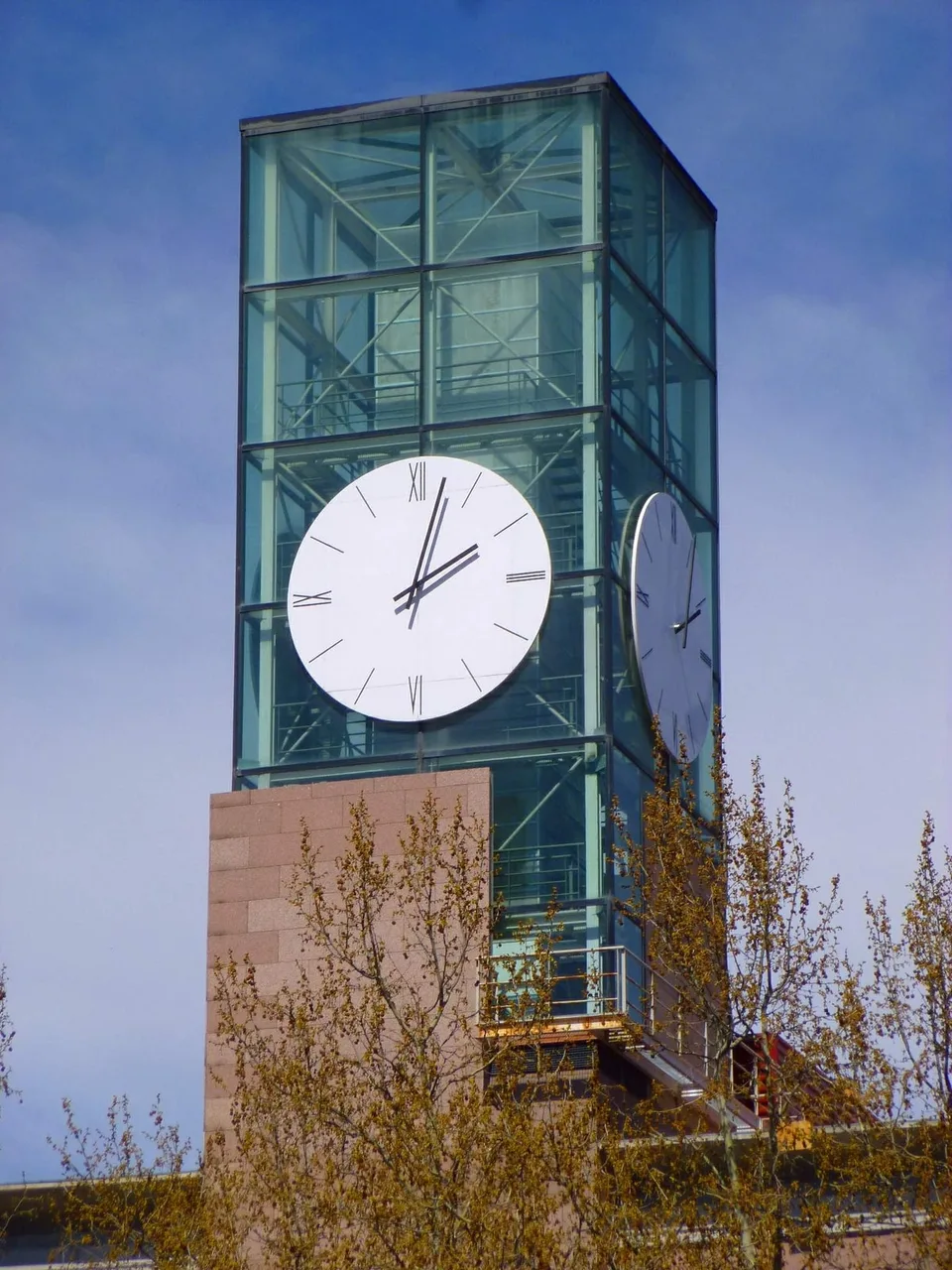 Torre y reloj de la Asamblea de Madrid, donde deben tramitarse las cuentas autonómicas; fotografía documental tomada en 2015, no durante el debate de presupuestos de 2027.