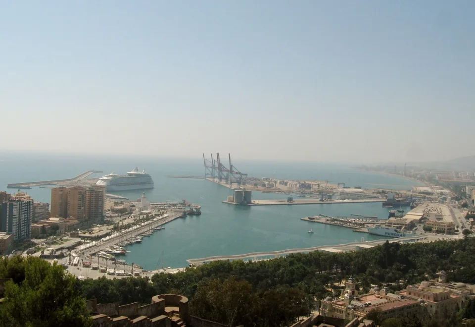 Puerto de Málaga, fotografía documental de 2012 que ilustra la economía marítima de la Costa del Sol.